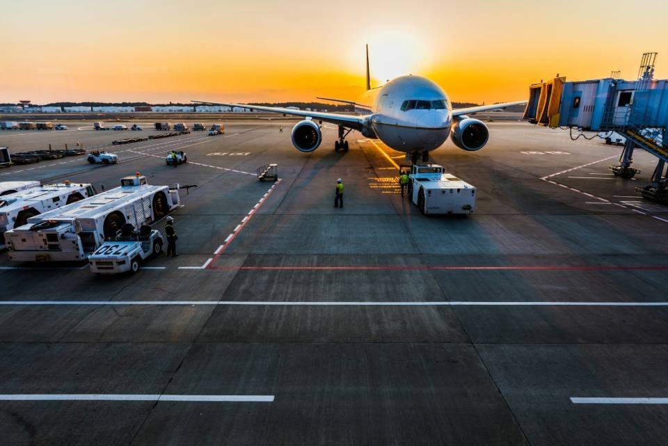 Avion à l'arrivée sur le tarmac, accueil de passagers d'aviation privée par un chauffeur privé