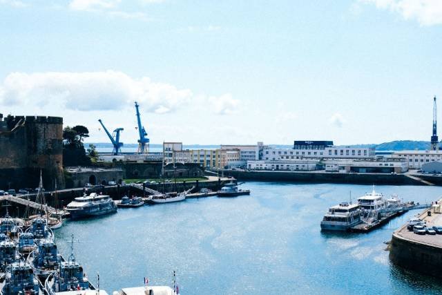 Puerto y castillo de Brest: chófer privado para viajes de negocios