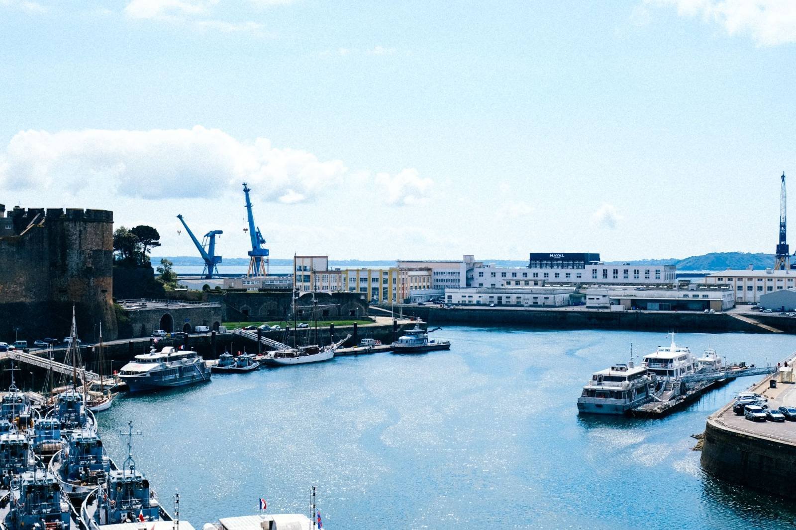 Chauffeur privé haut de gamme à Brest : château, port et rade