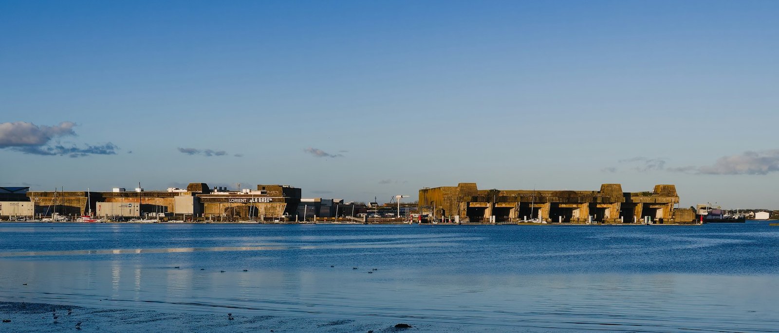 Chauffeur privé à Lorient — Westlane VTC Lorient et chauffeur privé Lorient : le port et la rade de Lorient