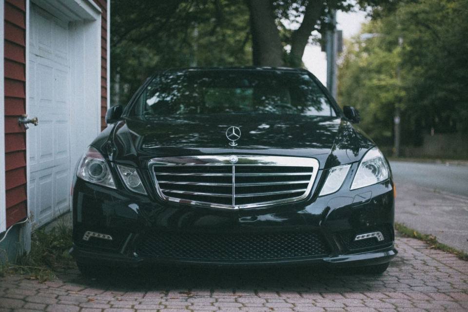 Mercedes noire, chauffeur privé à Auray