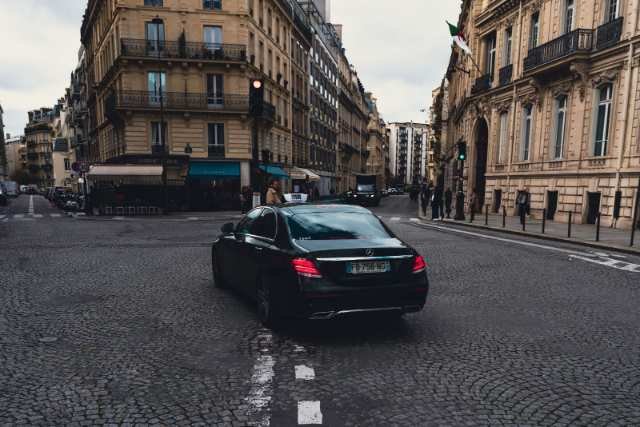 Berline premium avec chauffeur privé en Bretagne