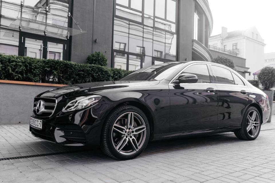 Berline noire, chauffeur privé et conciergerie de transport à Auray