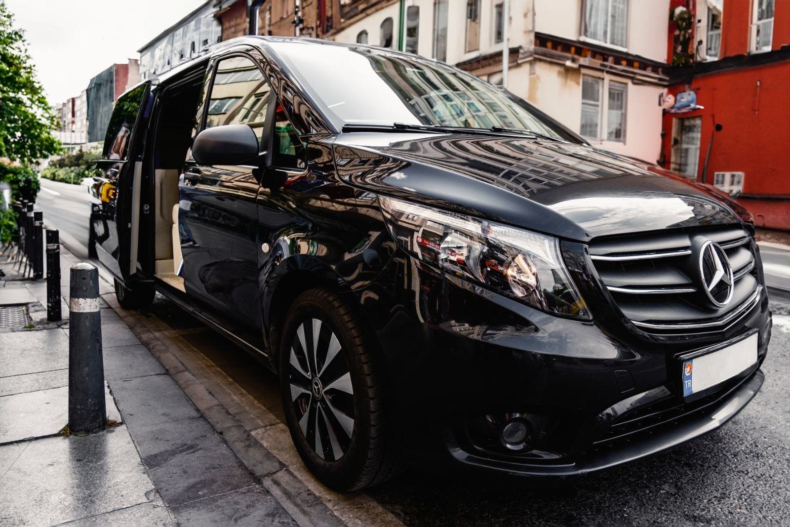 Mise à disposition à Auray — Westlane Van Mercedes Classe V noir avec chauffeur à disposition à Auray