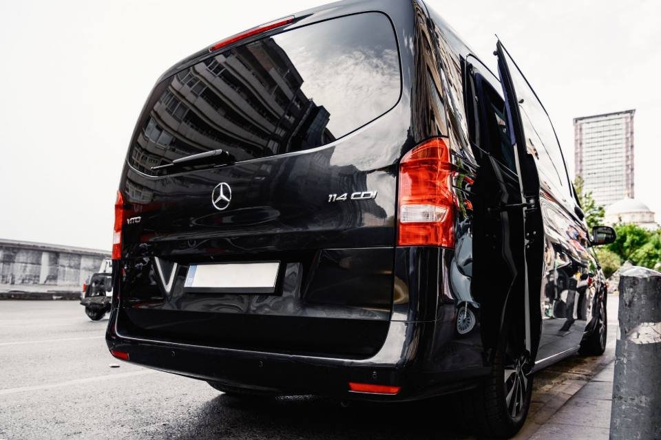 Accueil du chauffeur à l'arrivée à Auray — Mercedes noire avec chauffeur privé
