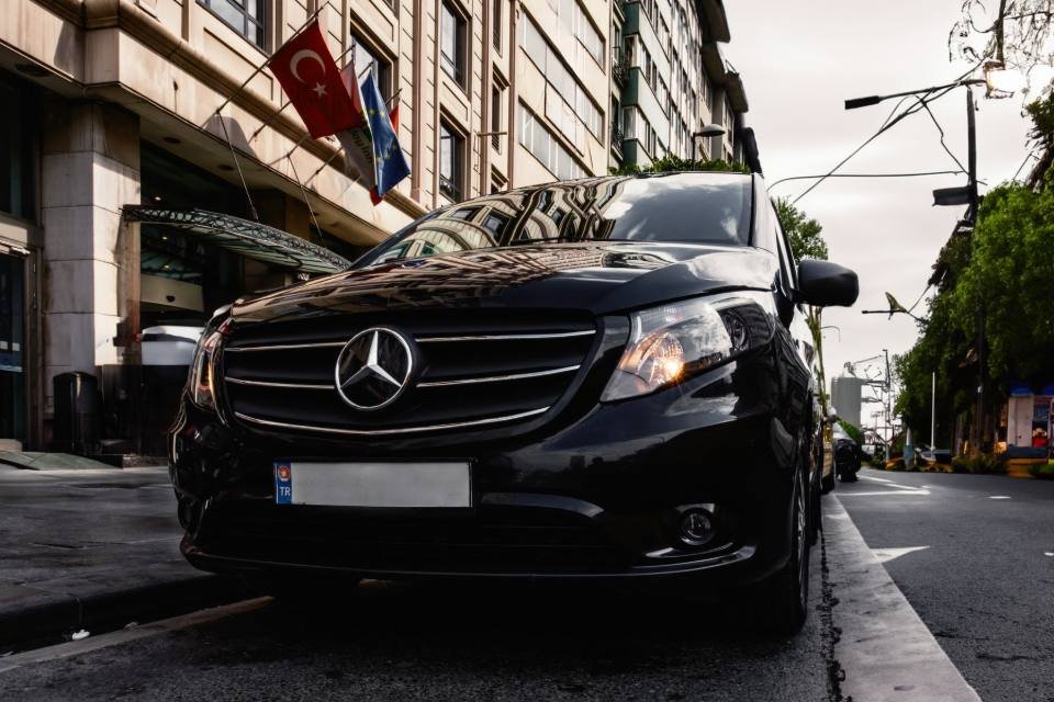 Mercedes Classe V noire, van avec chauffeur privé à Auray