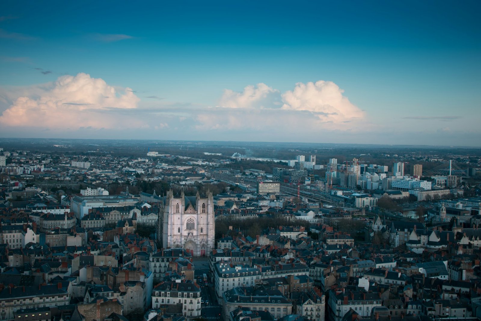 Chauffeur privé Nantes, transport sur mesure : Nantes, le château des ducs de Bretagne et la Loire