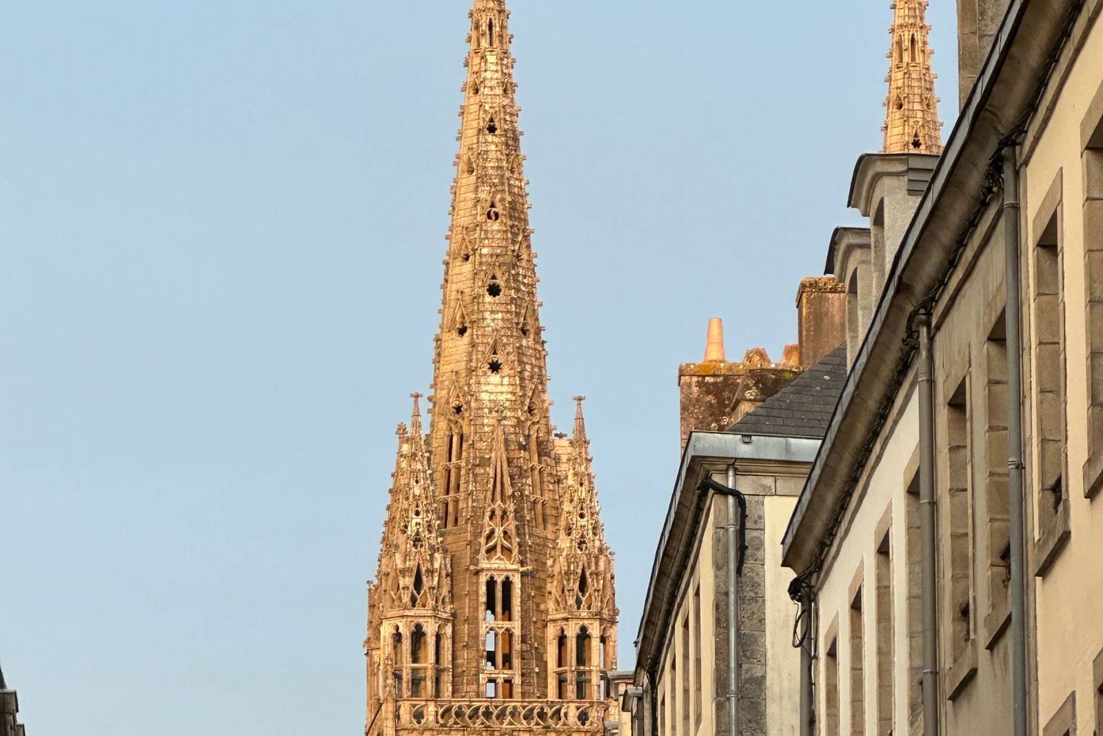 Chauffeur privé haut de gamme à Quimper : cathédrale Saint-Corentin et centre historique