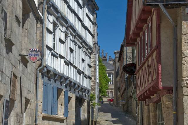 Rue du centre historique de Quimper : chauffeur privé pour événement