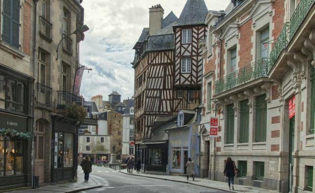Rue à colombages du centre historique : chauffeur privé à Rennes