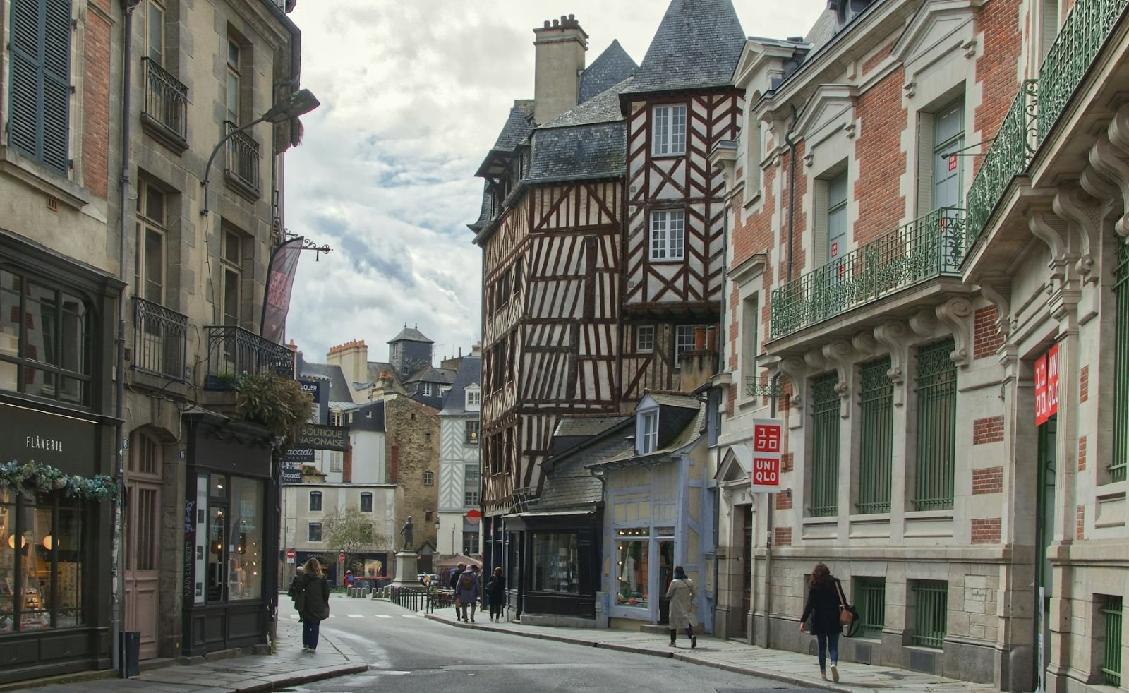 Rue à colombages à Rennes : chauffeur à disposition