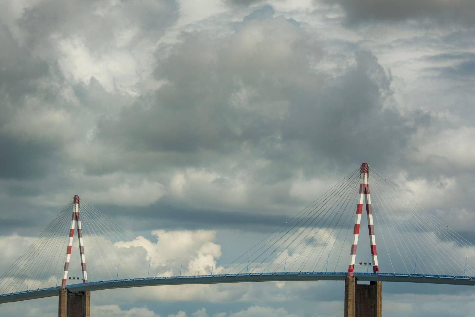 Chauffeur privé haut de gamme à Saint-Nazaire : pont et estuaire de la Loire