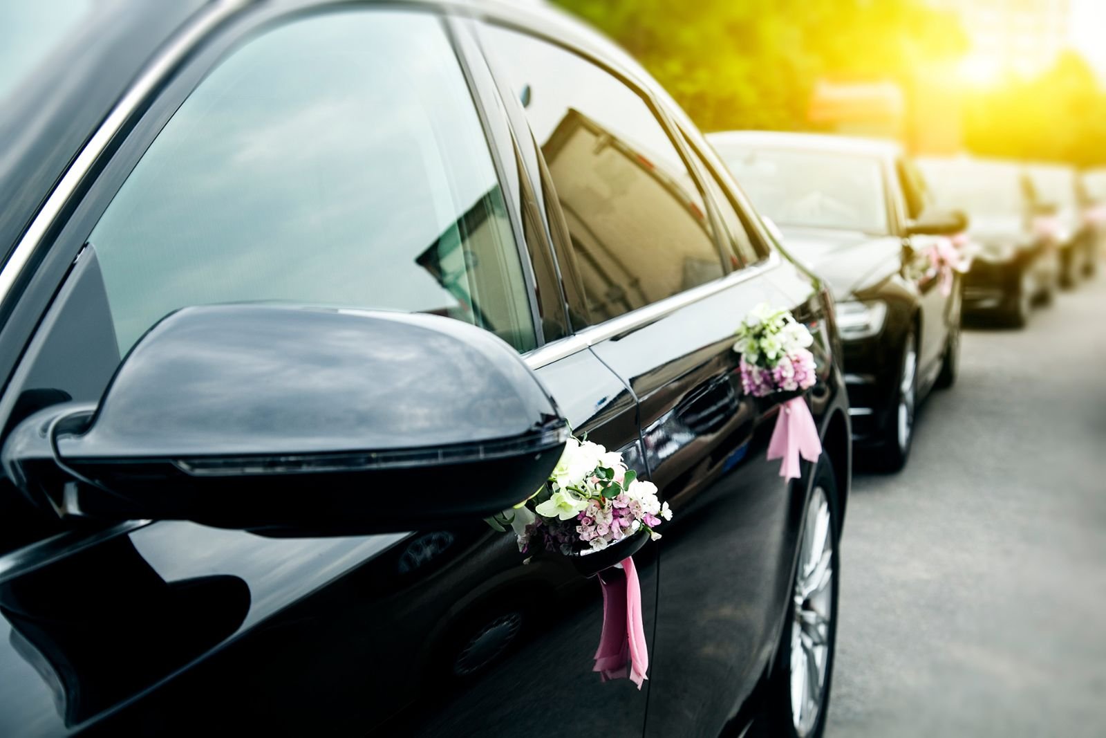 Voiture de mariage décorée d'un ruban, chauffeur privé à Auray